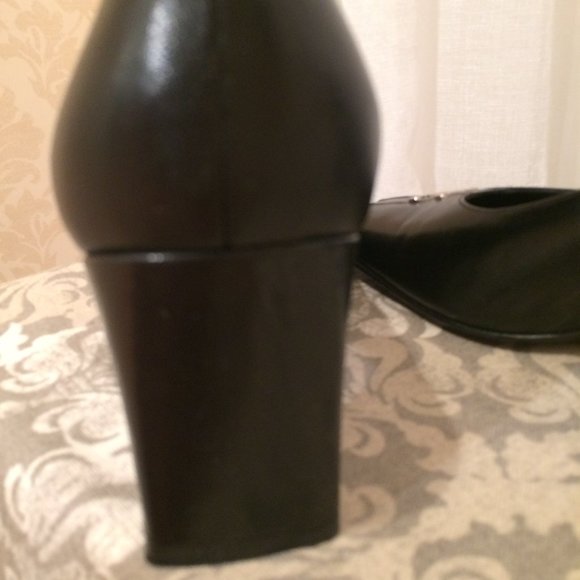 BANANA REPUBLIC black leather pump ~ square toe - Picture 6 of 9